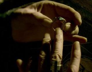 En esta imagen aparece la imagen la mano de Albus Damblendore poniendose el anillo de Gaunt