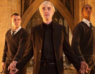 En esta imagen sale Malfoy con sus dos amigos, el que destruye el horrocrux es el que está a la izquierda