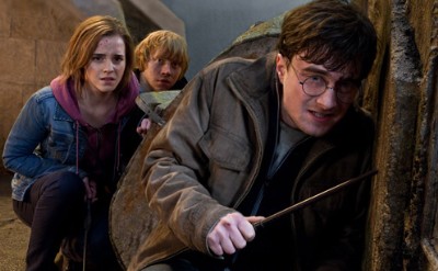 Aparecen Harry, Ron y Hermione buscando los horrocrux