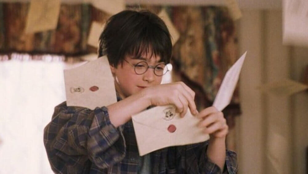 En esta imagen aparece Harry Potter y una lluvia de cartas de Hogwarts