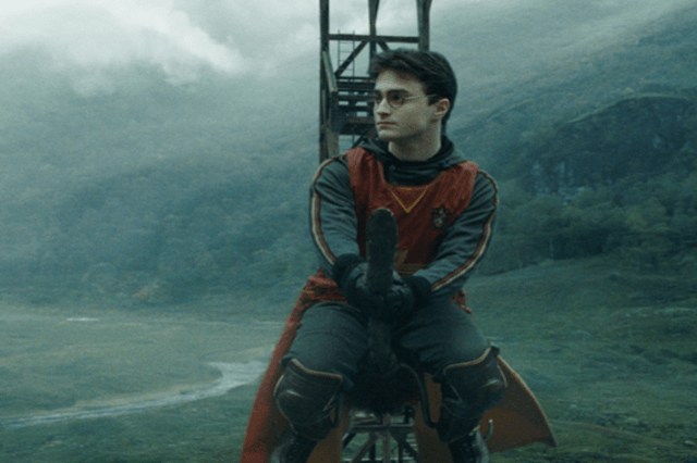 Aparece Harry Potter montado en una escoba jugando al quidditch