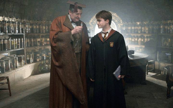 En esta imagen aparece el profesor de pociones dandole a harry una poción de la suerte