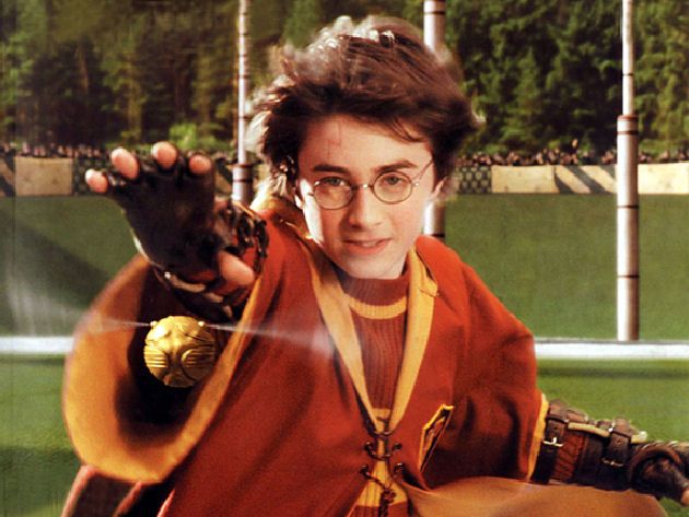 En esta imagen sale Harry Potter jugando al quidditch y atrapando la snitch