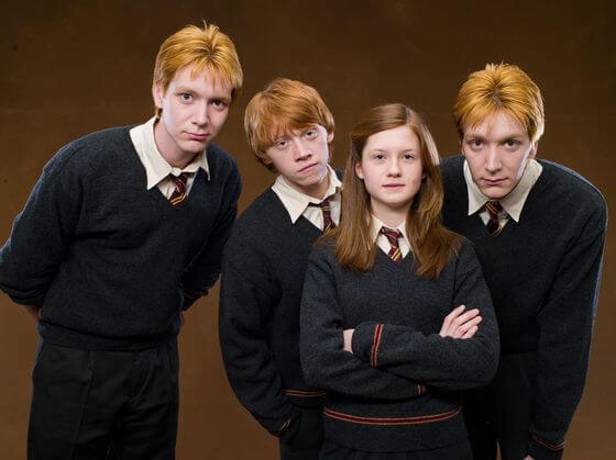 En esta imagen aparecen los gemelos Fred y George en los extremos junto con Ron y Ginny en el centro