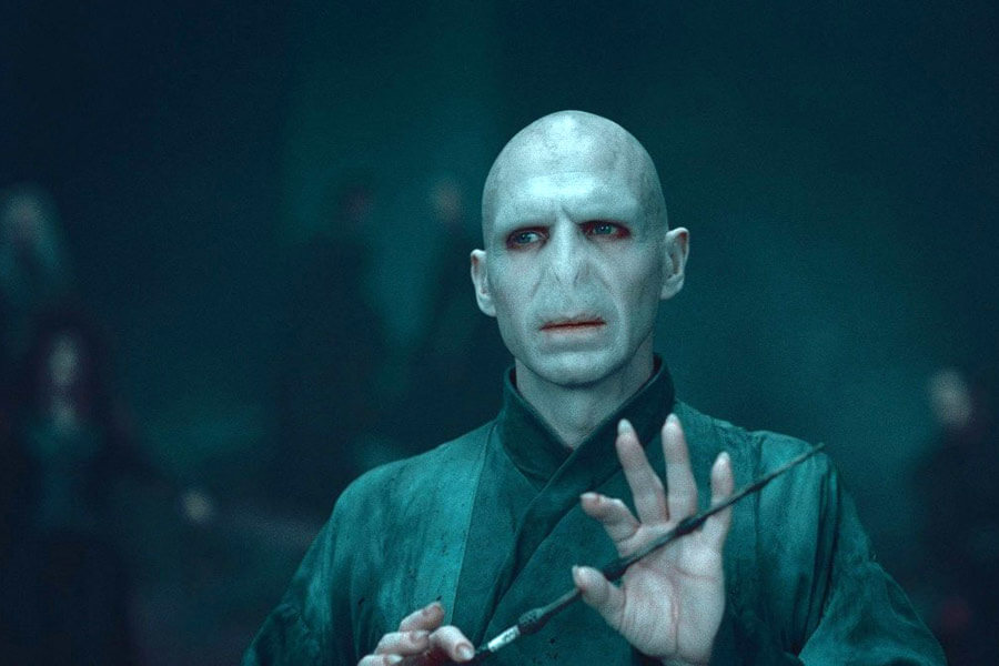 En esta imagen aparece Lord Voldemort con una varita entre sus manos