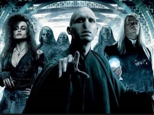 En esta imagen aparece Lord Voldemort con los mortífagos detrás suya