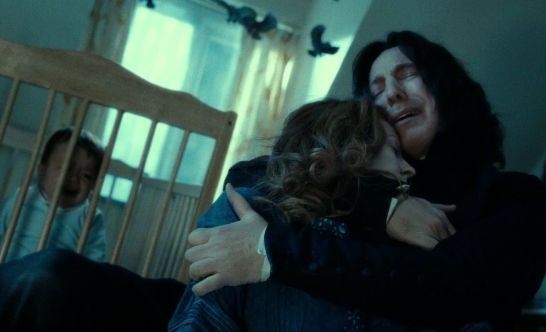 Aparece el profesor Snape abrazando a Lily (la madre de Harry) el día de su muerte