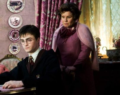 Aparece Harry Potter cumpliendo uno de los castigos de la profesora Dolores