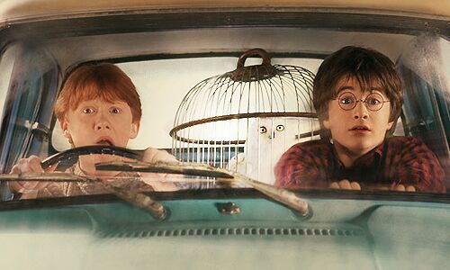 Imagen de Harry y Ron en el coche volador de Ron de camino a Hogwarts