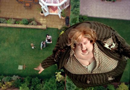 En esta imagen aparece la tía marge de Harry potter inflada como un globo y volando por los aires